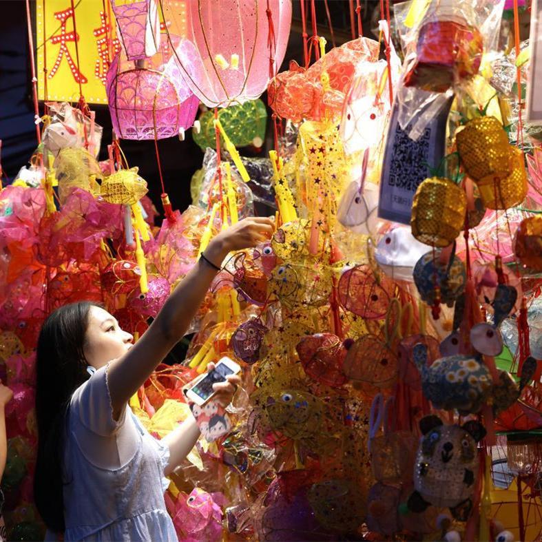 Guangzhou dazzles with handmade lanterns for Mid-Autumn Festival