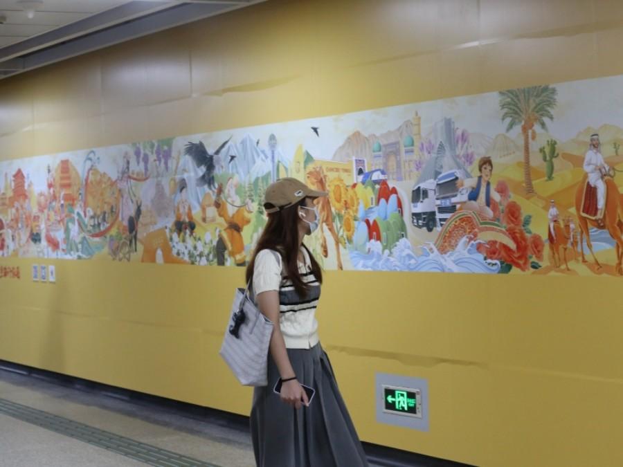 Guangzhou Metro displays Silk Road themed scroll painting