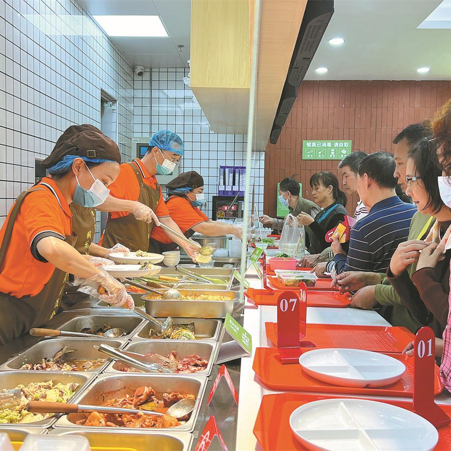 Robots create a stir at canteen for elderly in Guangzhou