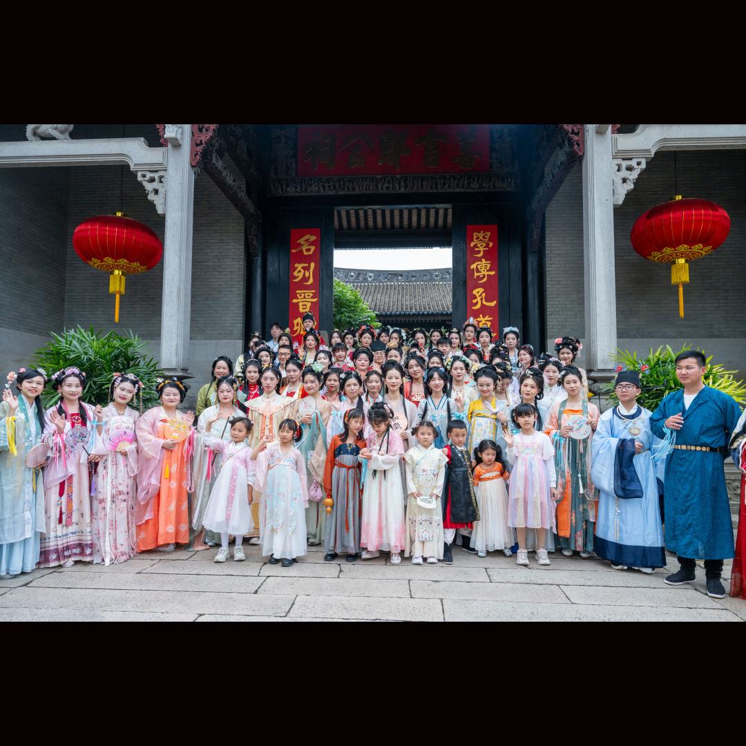 Video & photos | Hanfu enthusiasts gather at GZ's ancient garden to enjoy dim sum banquet