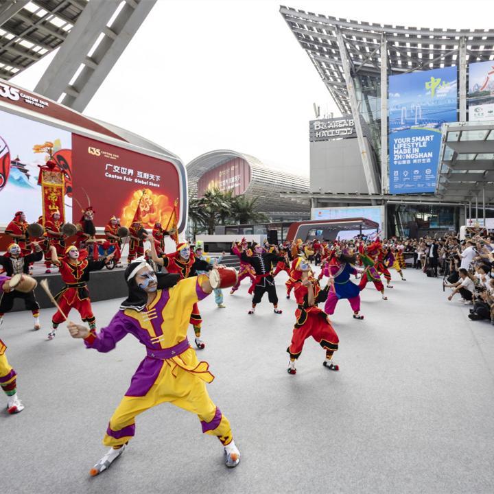 Video & pics | Yingge Dance performance wows Canton Fair attendees