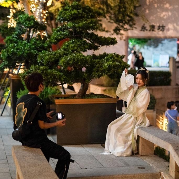 Travel in Guangzhou's Xiguan business circle for food and photos