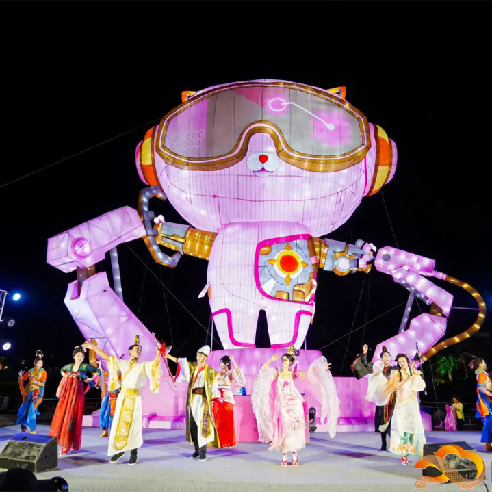 Cat-themed lantern carnival lights up Guangzhou's Yuntai Garden