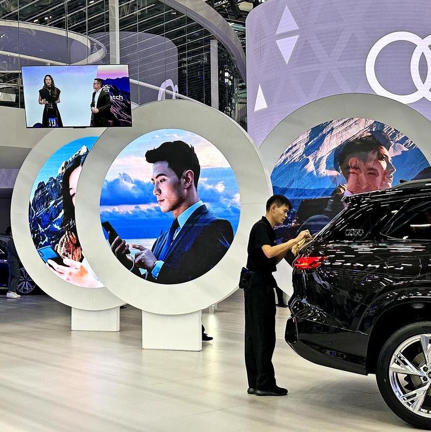 Guangzhou auto exhibition spotlights dazzling lineups
