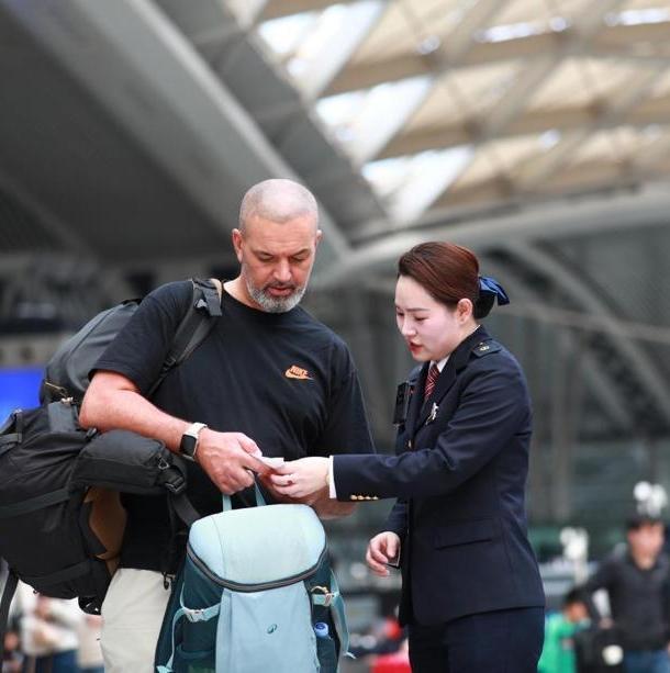 Guangzhou station stalwart helps travelers on their way