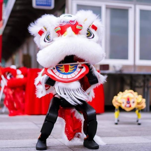Robot lions dance to ring in the New Year in Guangzhou