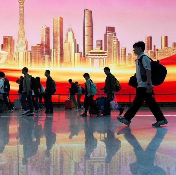 Major southern Chinese airport sees record cross-border passenger trips